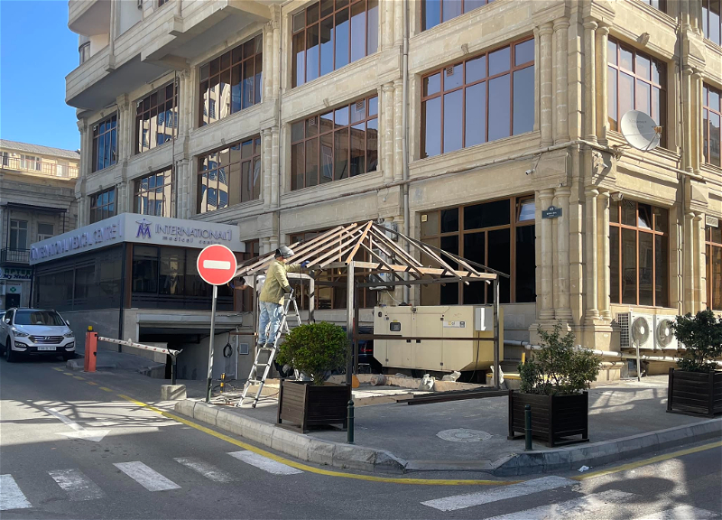 Снесена незаконная постройка на тротуаре в центре Баку – ВИДЕО – ОБНОВЛЕНО